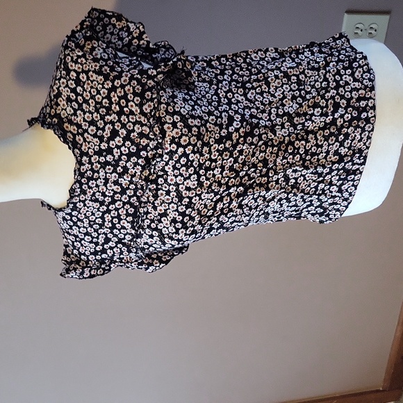 5 FOR $25 Daisy Print Flutter Sleeve Keyhole Back Blouse - Picture 3 of 5